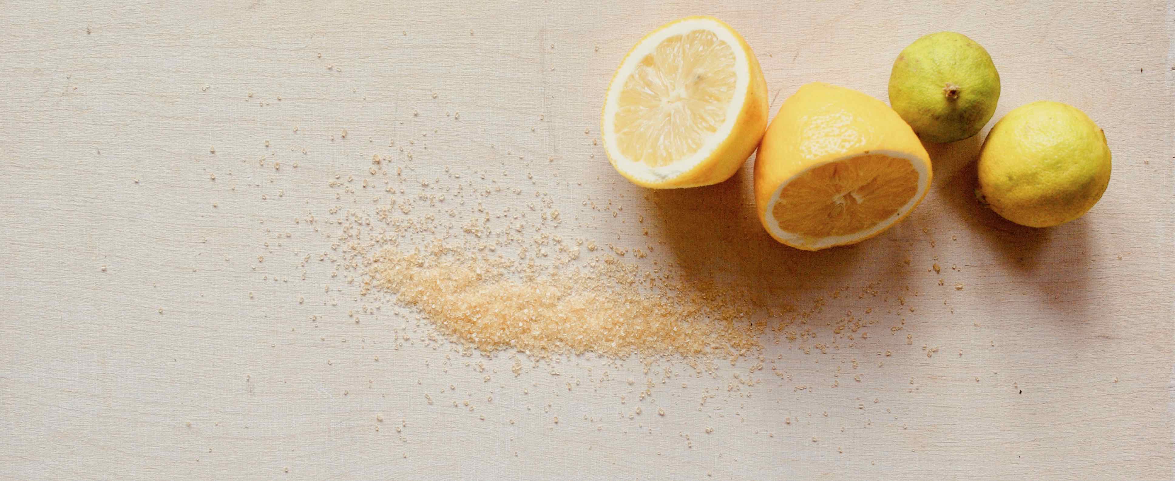 Cukrová depilační hmota se vyrábí z cukru a citronové šťávy.
